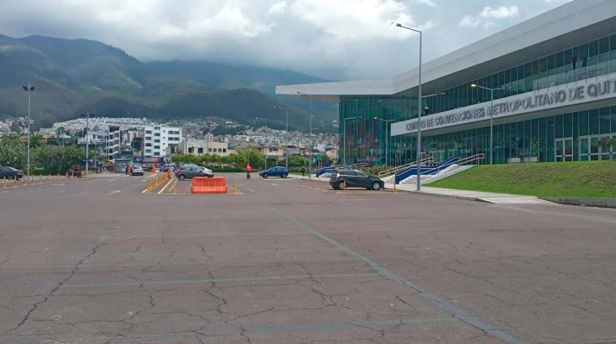 Verifique que su vehículo se encuentre con las puertas cerradas y no exponga objetos de valor. Foto: Municipio de Quito
