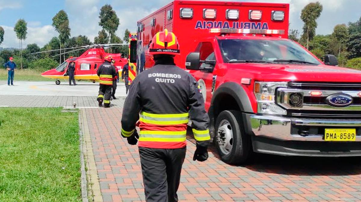 11 ambulancias fueron desplegadas para atender la emergencia. Foto: Bomberos Quito
