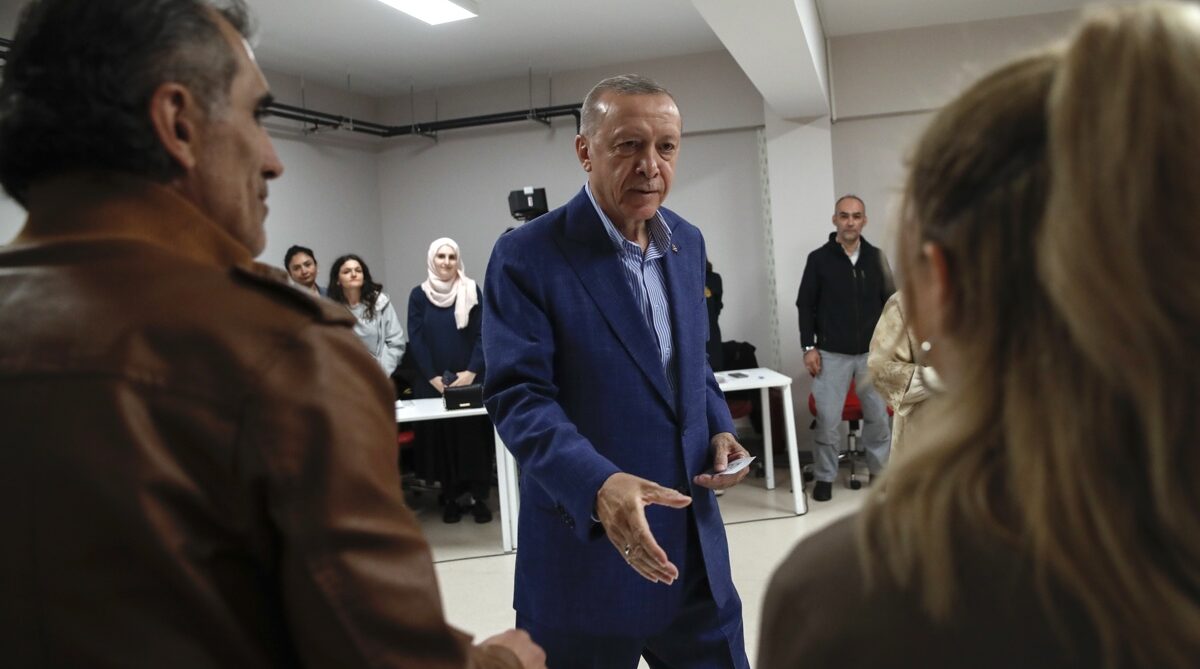 El presidente turco, Recep Tayyip Erdogan, ganador de las elecciones de este domingo, vota en Estambul. Foto: EFE