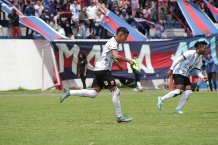 Jacobo Molina festeja un gol del Deportivo Quito ante Rumiñahui en la Segunda Categoría. Foto: @SDQuito_Oficial