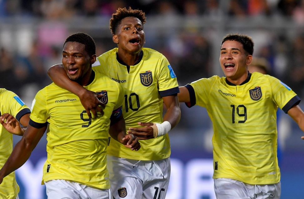 Kendry Páez (der.) festeja un gol de la selección de Ecuador en el Mundial Sub-20. Foto: @LaTri