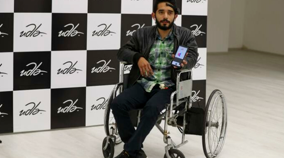 Carlos Abad presentó un innovador proyecto para perfeccionar una silla de ruedas movida con la mente. Foto: EFE