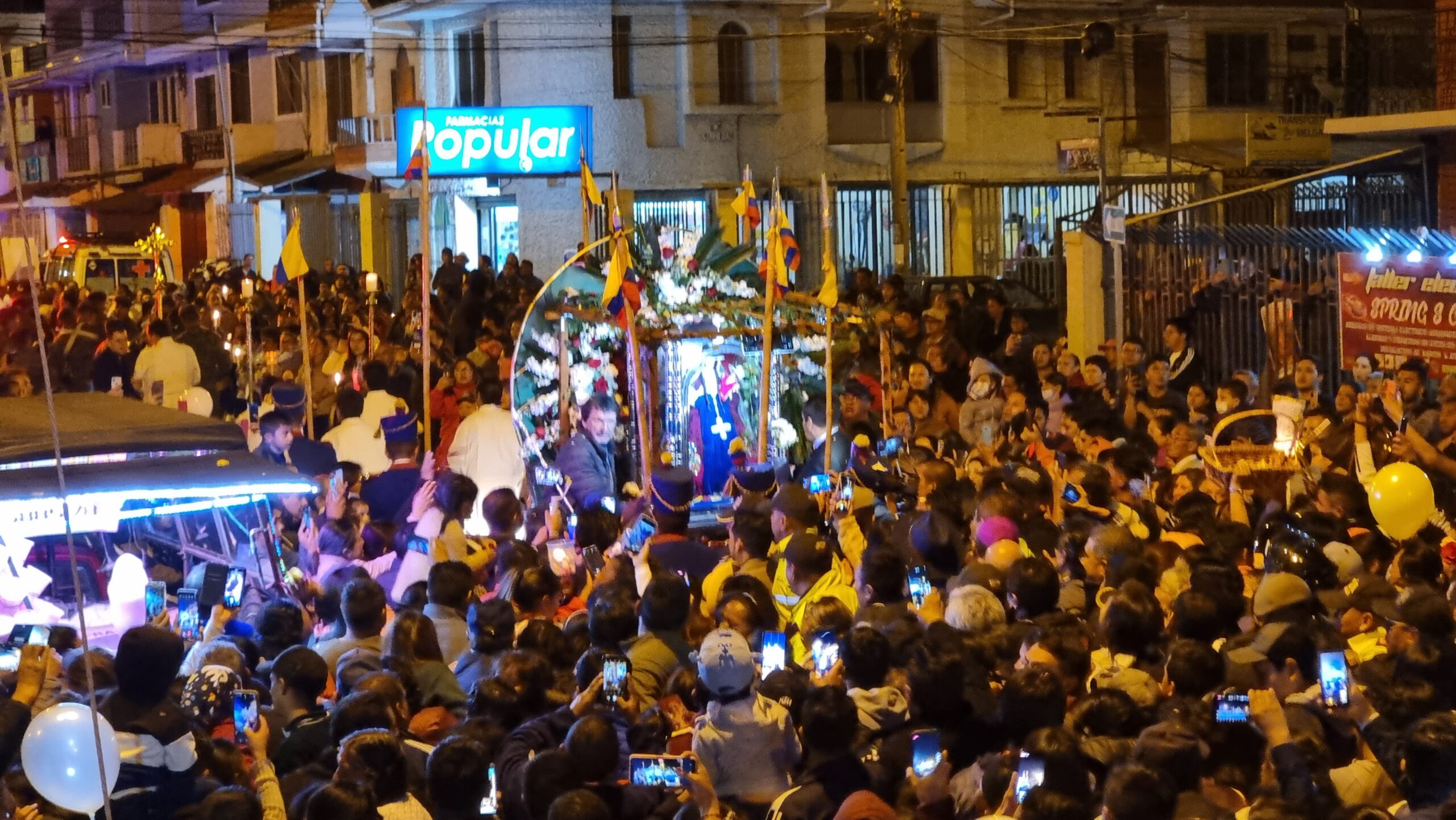 Fotos: Miles de devotos acompañan con alegría a la imagen de la Virgen de El Cisne que está en Cuenca. Fotos: Lineida Castillo / EL COMERCIO
