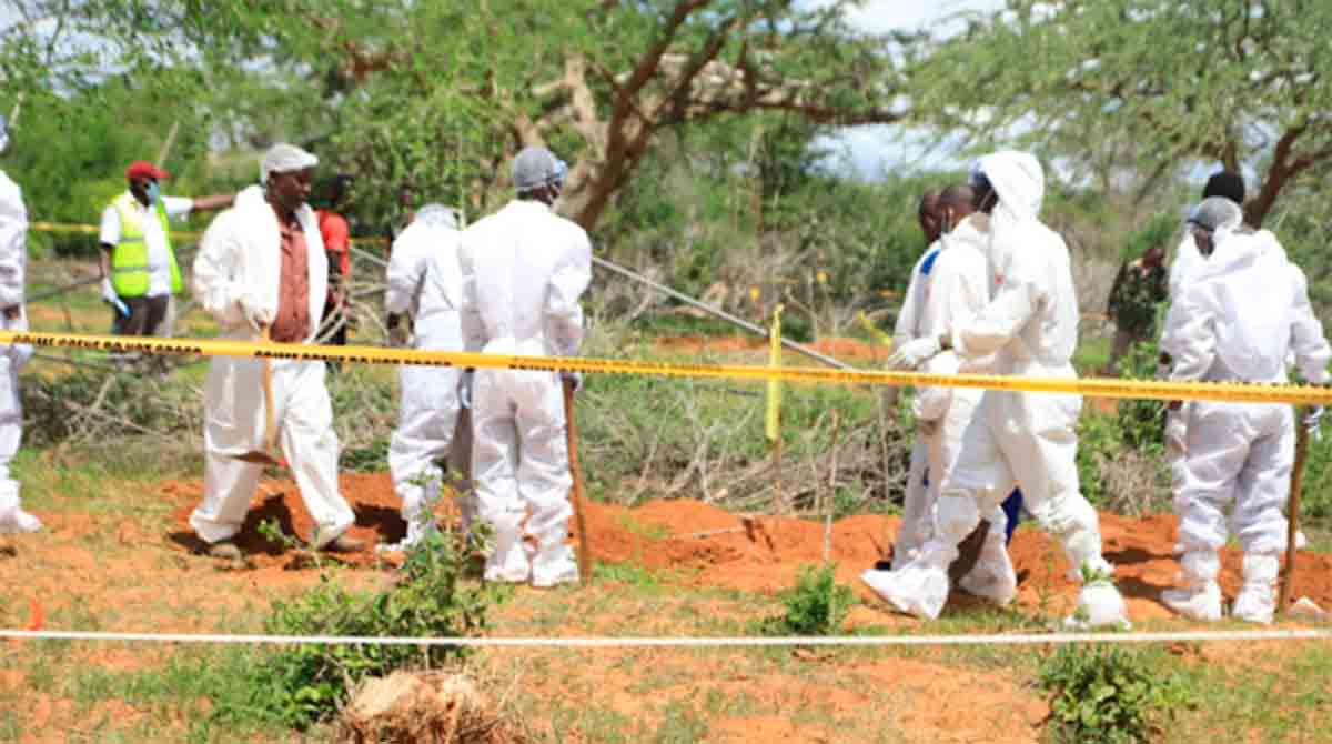 Las primeras autopsias de los cadáveres de supuestos miembros de una secta exhumados en una zona boscosa del sur de Kenia muestran signos de inanición. Foto: EFE