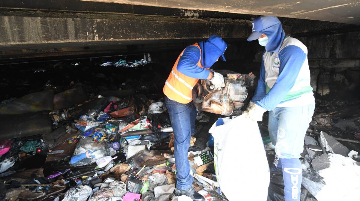 Personal de la empresa Urvaseo participó en la recolección y retiro de los desechos. Foto: Municipio de Guayaquil