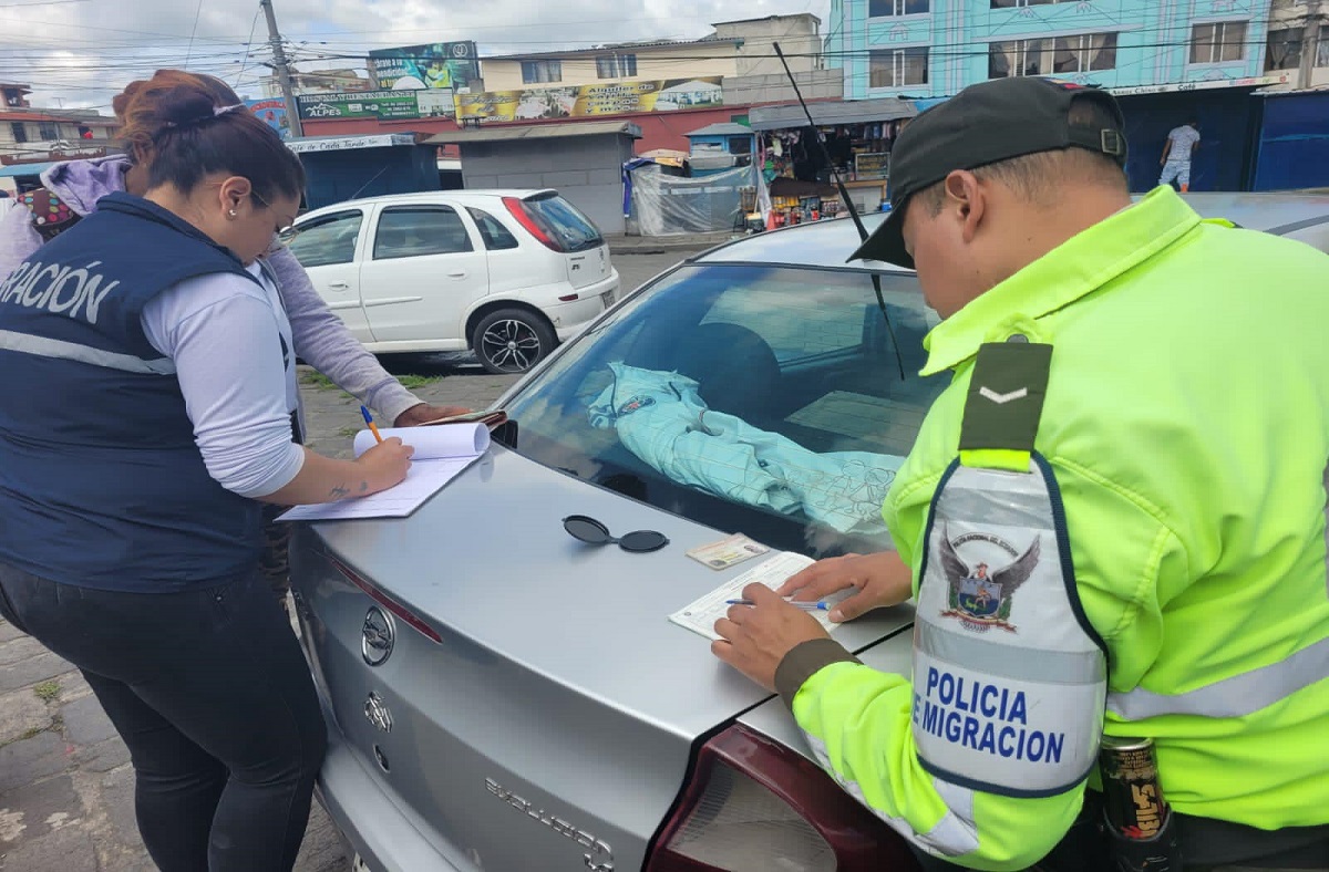 La Policía de Migración realiza operativos para verificar el buen uso de los documentos migratorios en Ecuador. Foto: cortesía