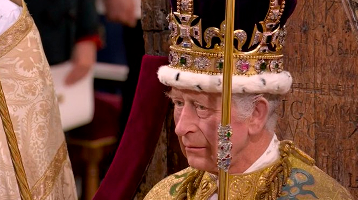 Carlos III de Inglaterra, de 74 años de edad, ostenta por primera y última vez en su vida la corona de San Eduardo. Foto: Twitter @Coronation2023