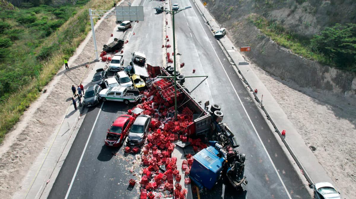El siniestro que afectó a 23 vehículos dejó como resultado 20 heridos y tres personas fallecidas. Foto: Policía Nacional