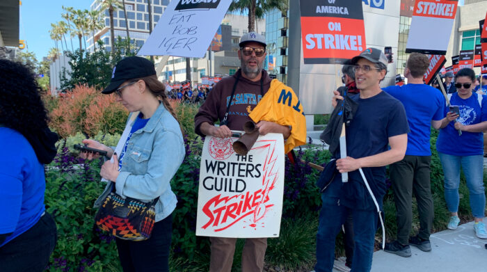 Escritores y miembros del Sindicato de Guionistas de Estados Unidos se manifiestan contra sus precarias condiciones laborales, en Los Ángeles, California. Foto: EFE