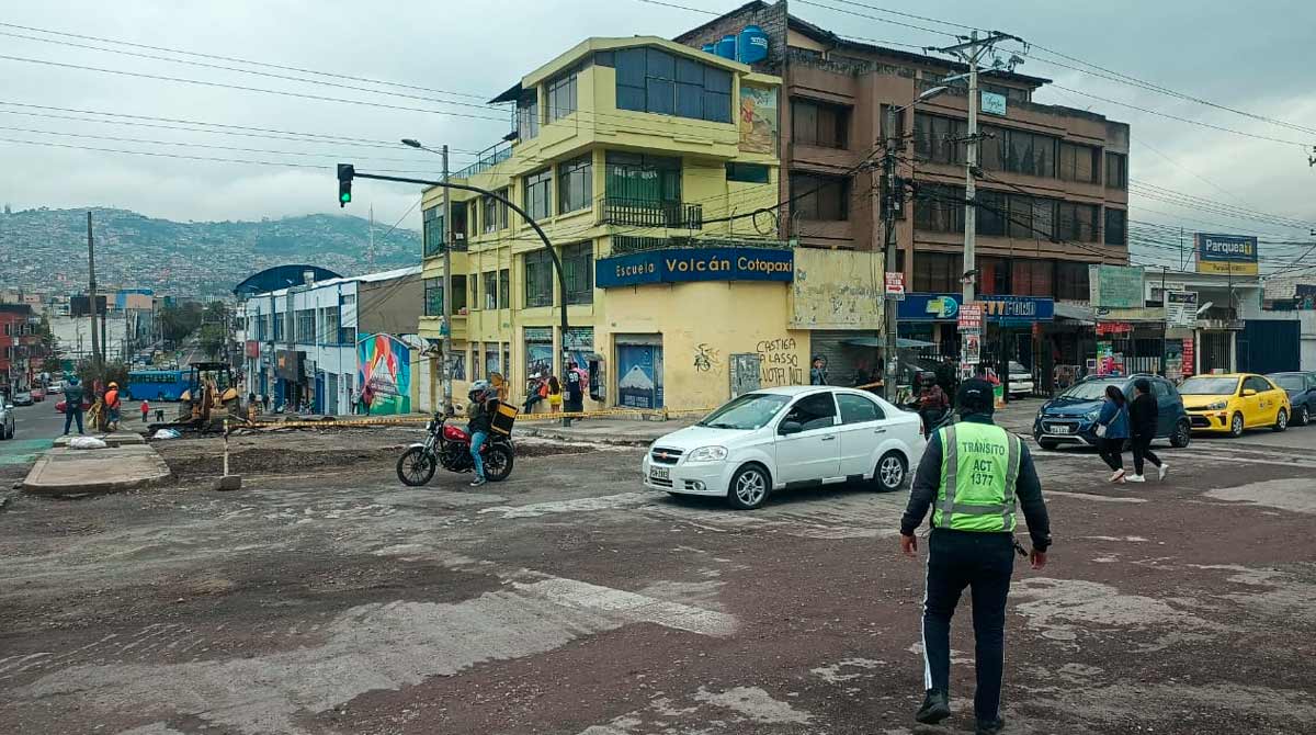 El pico y placa es una medida que tiene como propósito descongestionar el pesado tráfico en las calles de Quito. Foto: AMT