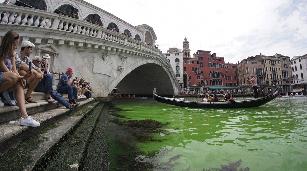 El agua del Gran Canal de Venecia teñida de verde fluorescente. Foto: EFE