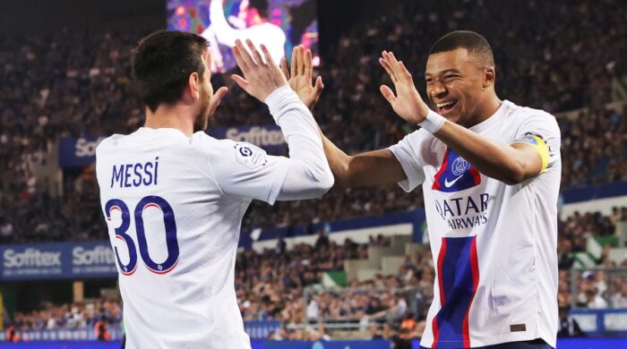 Messi y Mbappe celebran el gol del PSG ante el Estrasburgo. Foto: EFE