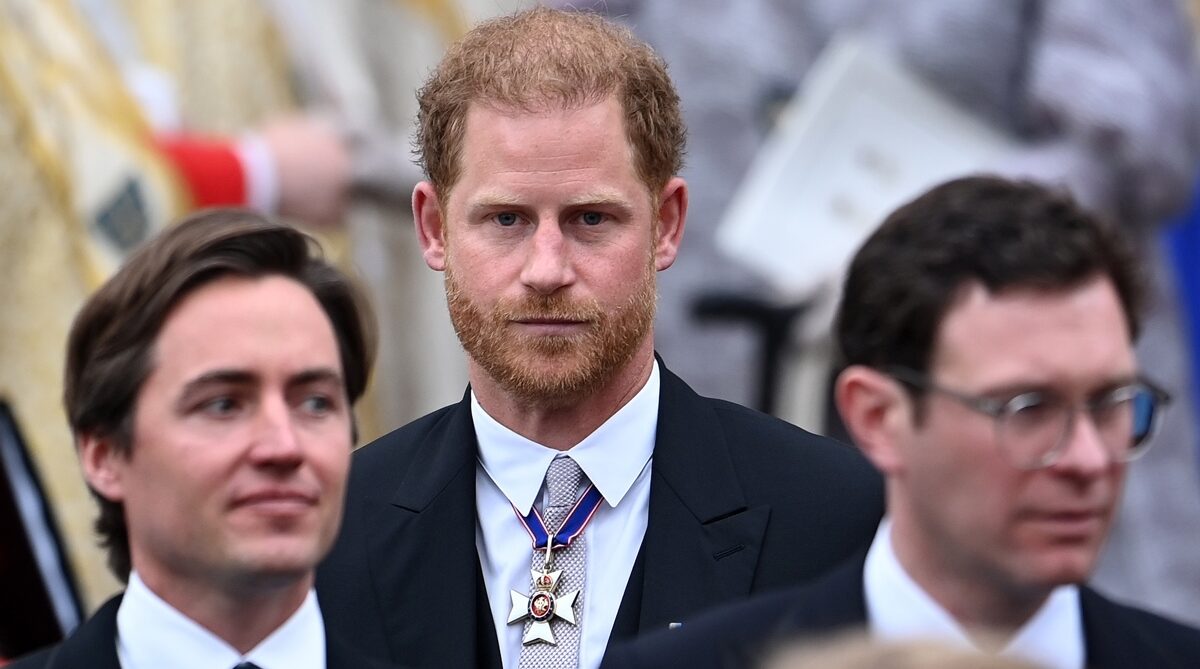 El príncipe Harry queda en segundo plano durante la coronación de Carlos