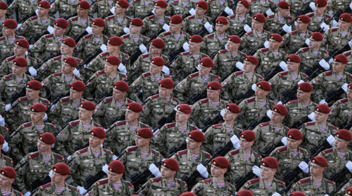 Soldados rusos participan en el ensayo del desfile militar por el Día de la Victoria este domingo. Foto: EFE