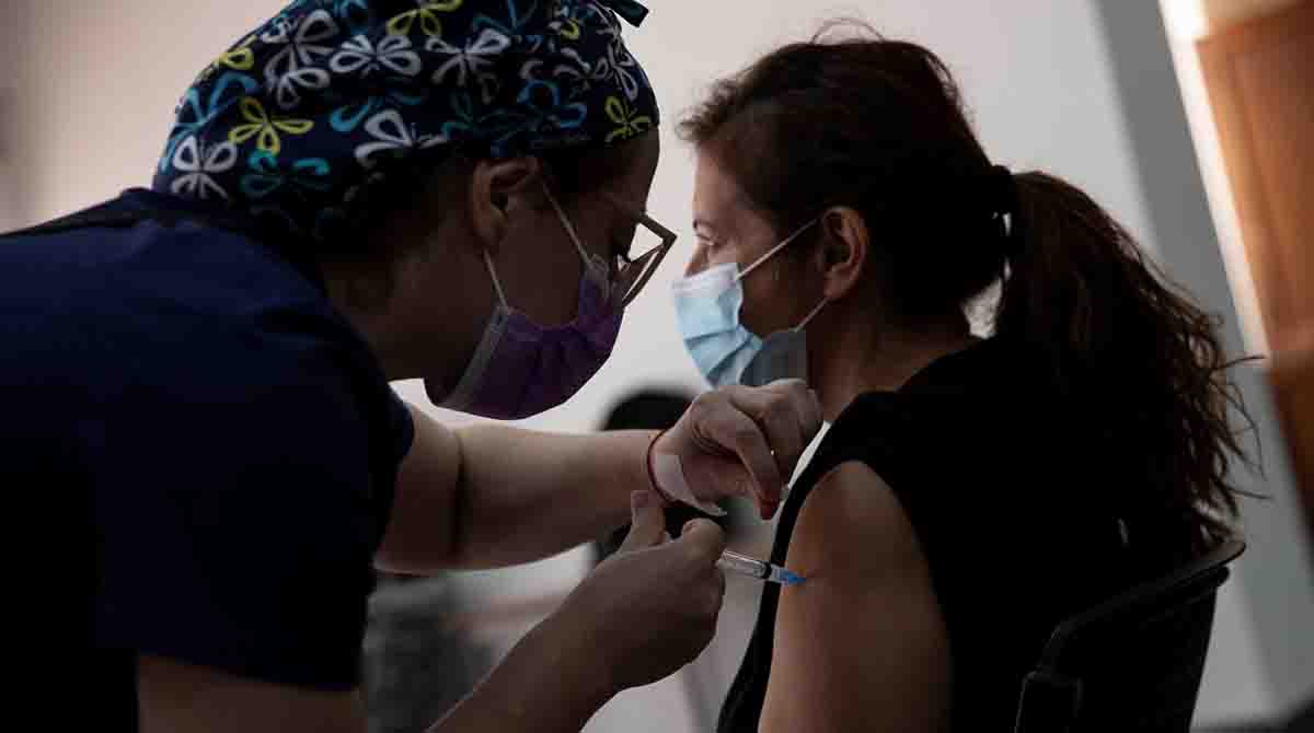 EE.UU. levantará la vacunación obligatoria de covid para los viajeros extranjeros