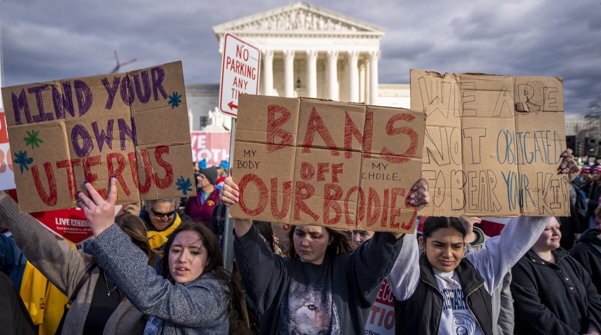 Activistas a favor del derecho al aborto participan en una manifestación, en Washington, en una fotografía de archivo. Foto: EFE