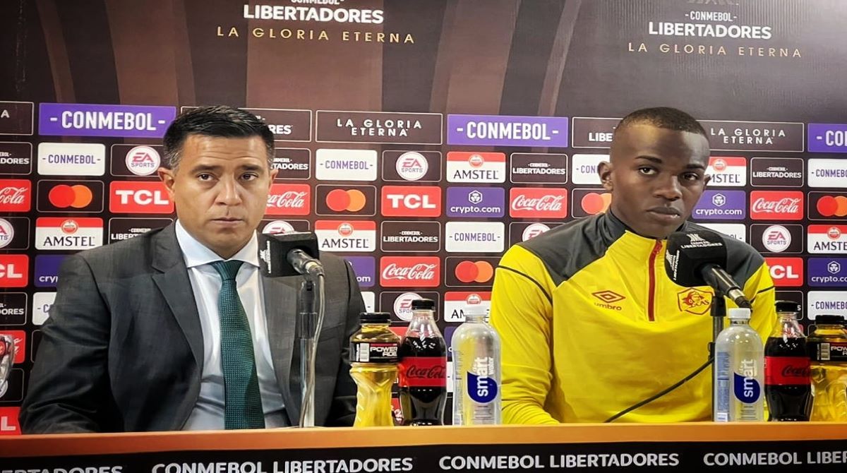 El entrenador César Farías y el futbolista Johnny Quiñónez, en una conferencia de prensa. Foto: Aucas
