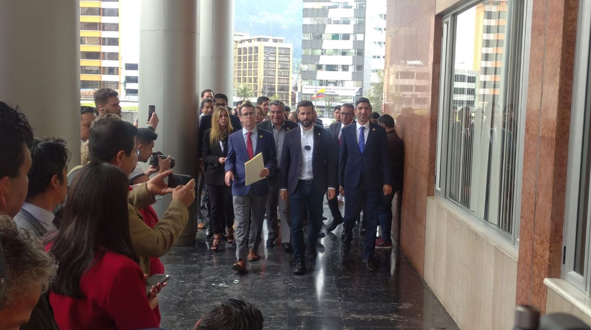 El ministro de Finanzas, Pablo Arosemena, y el director del SRI, Francisco Briones, entregaron la reforma tributaria en la Asamblea. Foto: Roger Vélez/ EL COMERCIO
