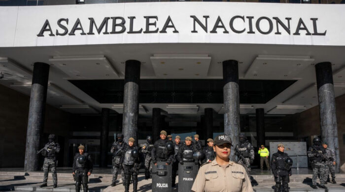 Policías y militares custodian la Asamblea Nacional, después de que Guillermo Lasso decretara la muerte cruzada y cesara a los parlamentarios. Foto: Carlos Noriega/ EL COMERCIO