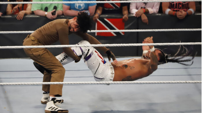 El cantante Bad Bunny (i) se presentó en una pelea de la WWE Backlash 2023 contra su compatriota Damian Priest. Foto: EFE