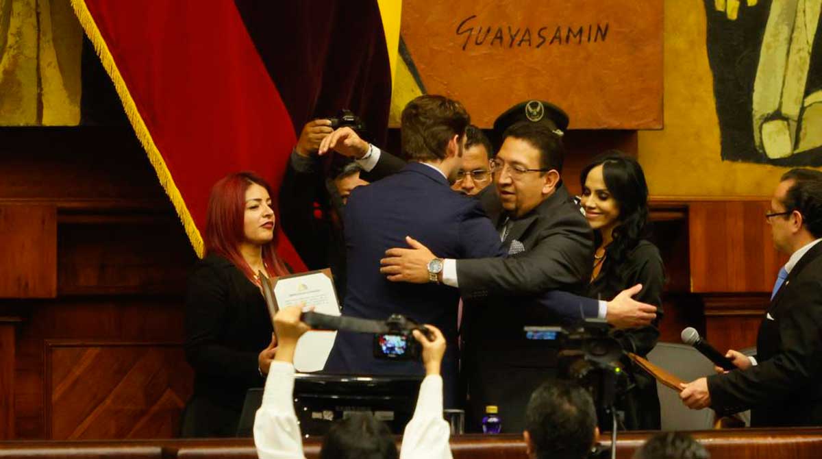 Esteban Torres se abraza con el presidente de la Asamblea, Virgilio Saquicela. Foto: Diego Pallero / EL COMERCIO