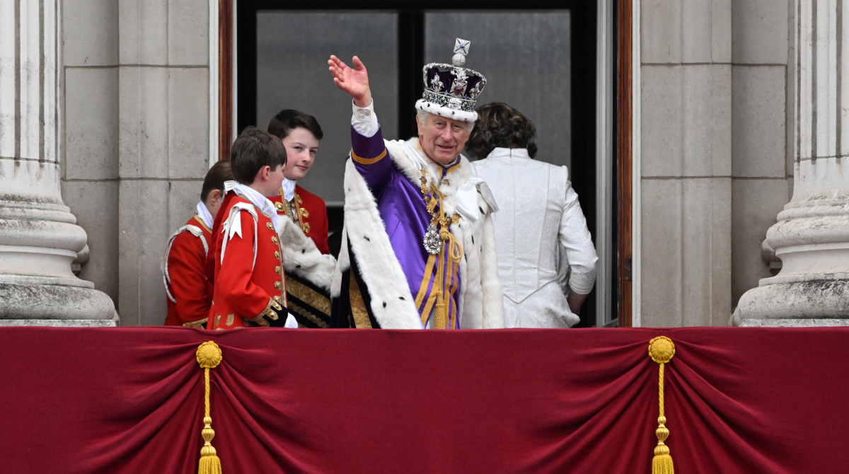 Carlos III saluda tras su coronación como rey. Foto: EFE