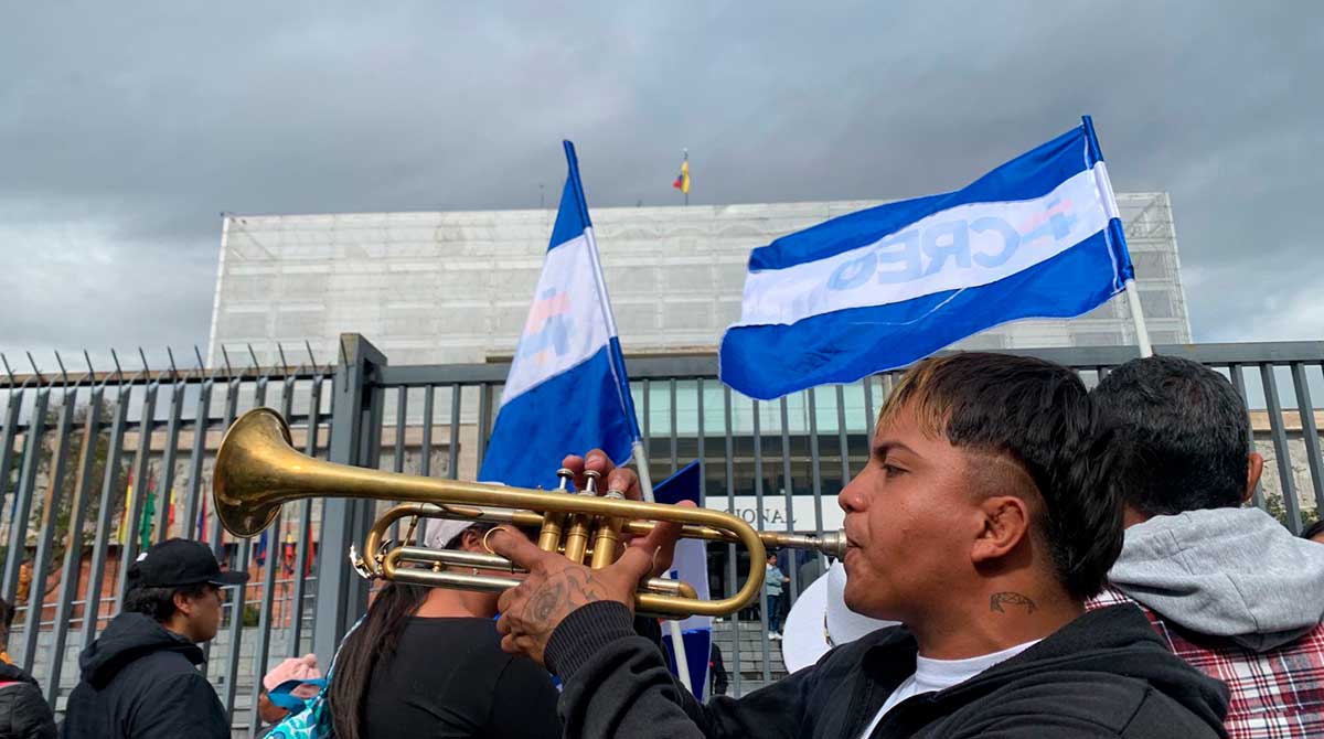 Ciudadanos con banderas del partido político CREO se apostan en los exteriores de la Asamblea. Foto: Carlos Noriega / EL COMERCIO