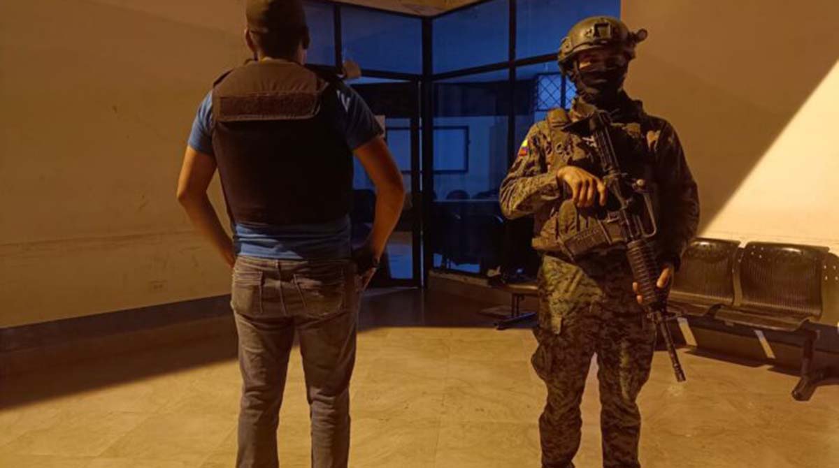 El 1 de mayo se ejecutaron operaciones militares en diferentes sectores de Esmeraldas, se aprehendió a dos ciudadanos. Foto: Fuerzas Armadas