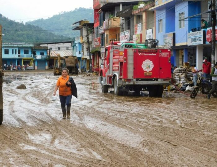 Las calles del cantón Caluma también se inundaron de lodo y piedras tras el desbordamiento del río del mismo nombre. Foto: Cortesía
