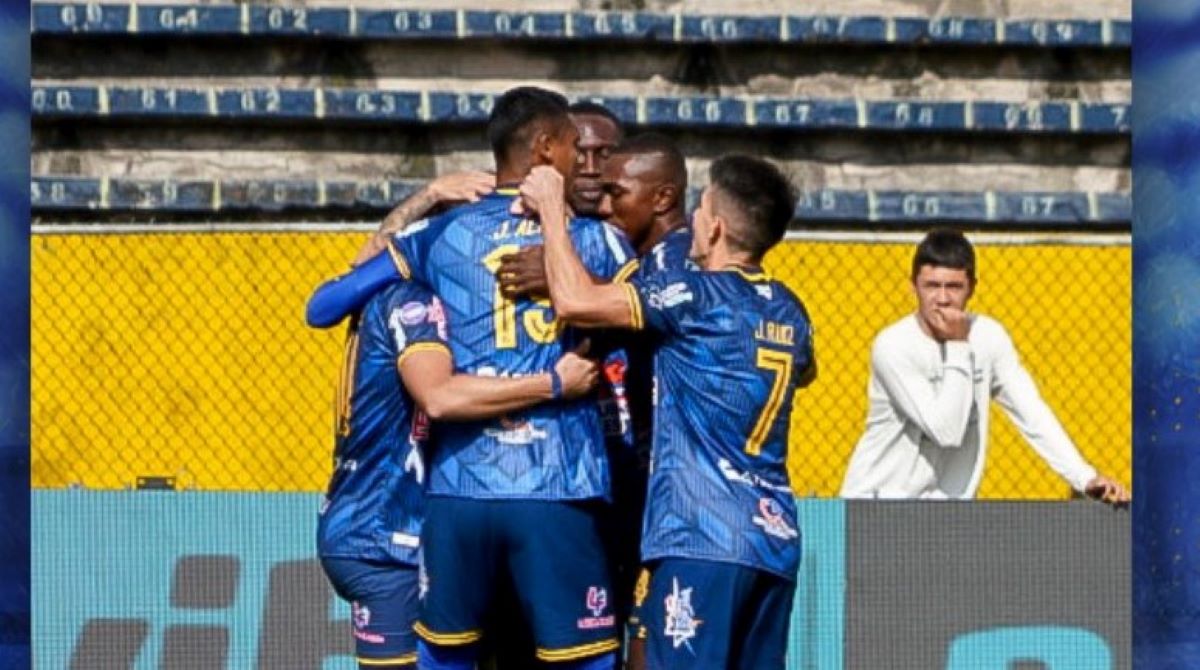 Los jugadores del Delfín celebran el gol del triunfo ante Cumbayá, este 21 de mayo del 2023. Foto: Delfín SC