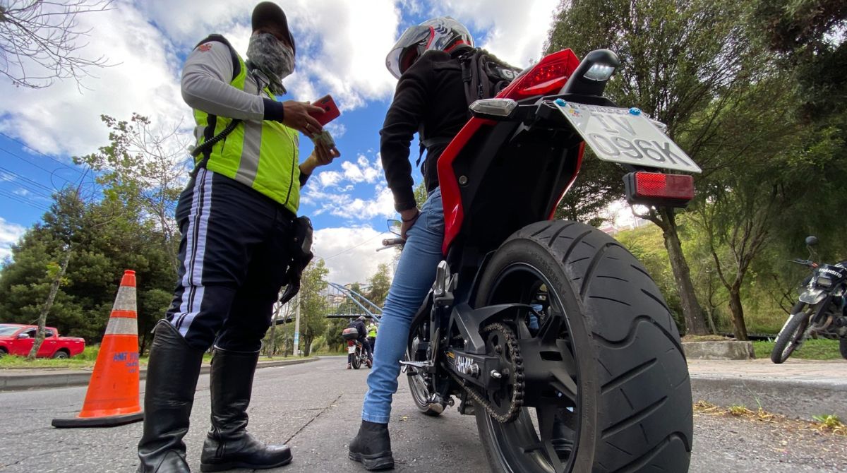 Los agentes de trásnito realizan controles del Pico y placa en las vías de Quito. Archivo / EL COMERCIO