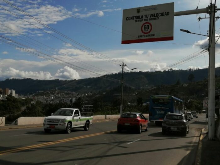 La velocidad de los transportistas es controlado por ocho fotorradares ubicados en los ingresos y salidas a la ciudad de Ambato. Foto: Modesto Moreta