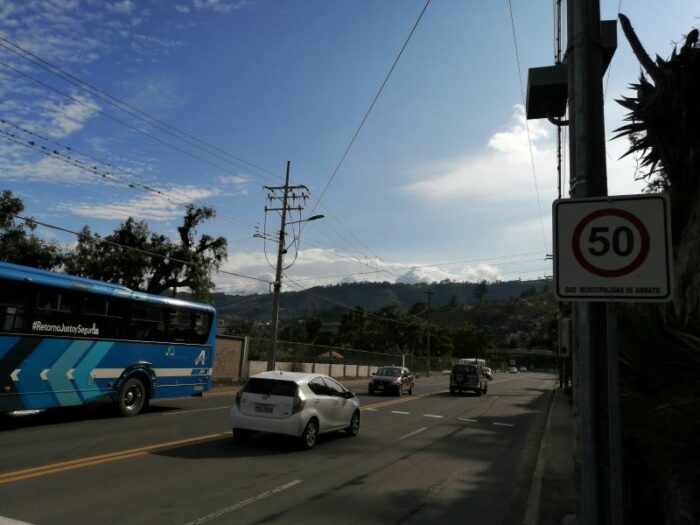 En la avenida Pachano cerca al Parque La Liria está ubicado un fotosensor que sanciona a los conductores que imprimen altas velocidades. Lo máximo que puede correr un conductor es 50 kilómetros por hora. Foto: Modesto Moreta