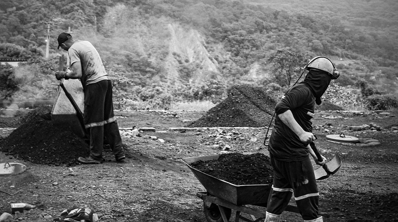 Imagen referencial. Hombres laborando jornadas largas en sectores mineros. Foto: Pixabay