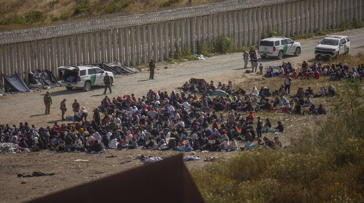 Migrantes llegando a la frontera de EE.UU., de forma ilegal. Foto: Europa Press