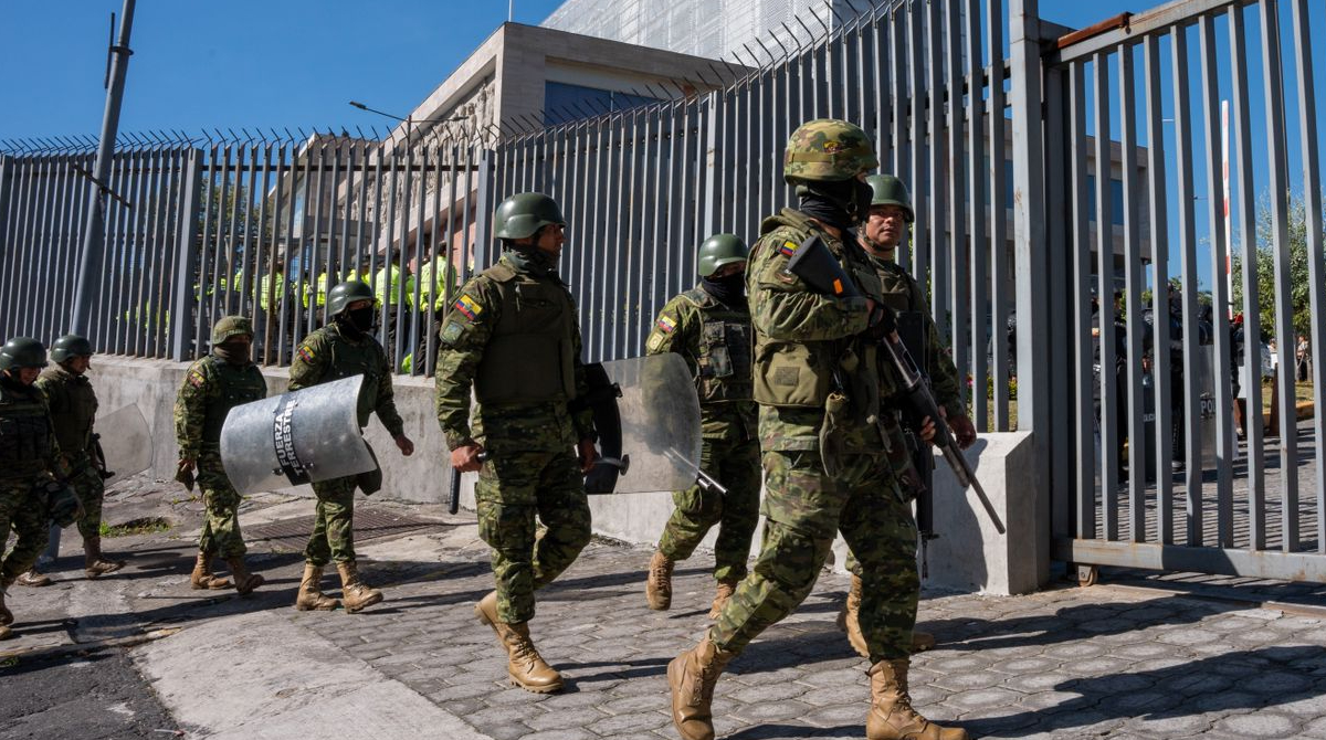 Militares cercan la Asamblea Nacional tras el decreto de muerte cruzada. Foto: Carlos Noriega/ EL COMERCIO