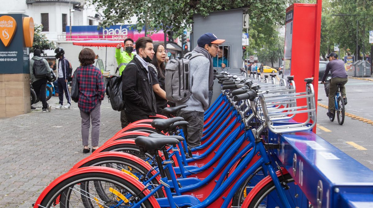 En Quito ya están operativas las distintas paradas del sistema de bicicleta pública, para que los usuarios se movilicen. Foto: Carlos Noriega/ EL COMERCIO