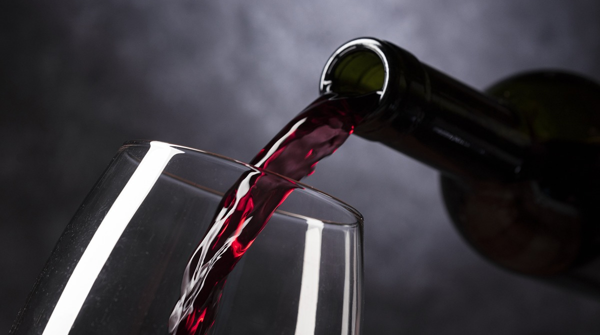El consumo excesivo de vino afecta al apetito y la dieta diaria. Foto: Pixabay