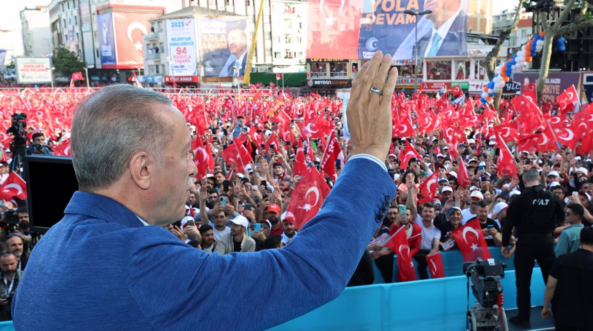 El presidente, Recep Tayyip Erdogan, saluda a sus seguidores, tras la confirmación de la victoria de la alianza entre su partido y afines. Foto: Europa Press