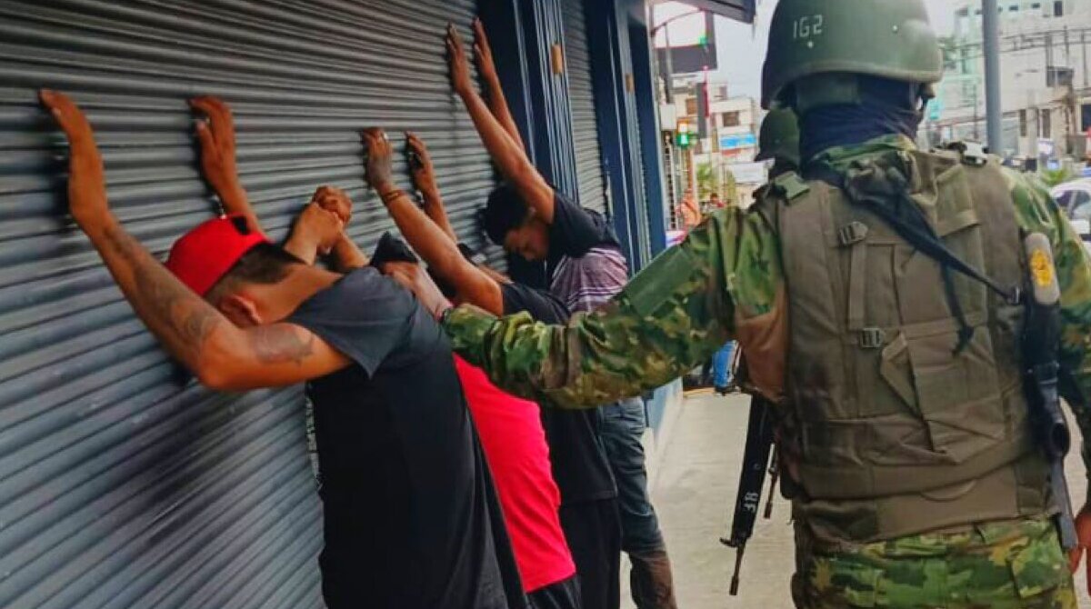 Militares y policías realizan operaciones para contrarrestar a la delincuencia. Foto: Ejército ecuatoriano