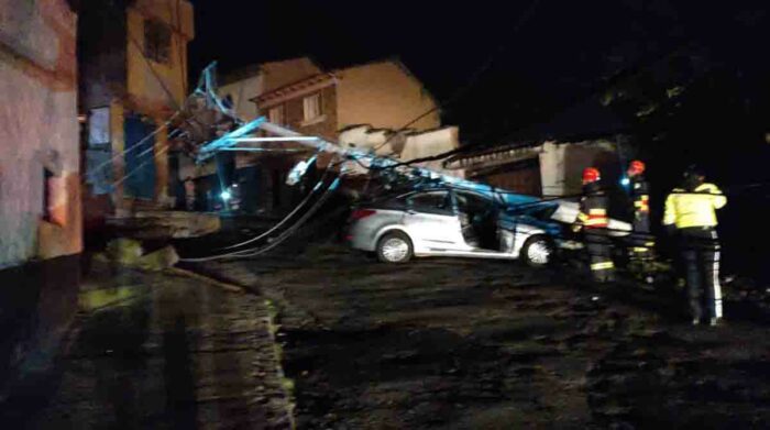 Un vehículo pequeño derribó un poste de luz en el centro de Quito. Foto: Twitter AMT