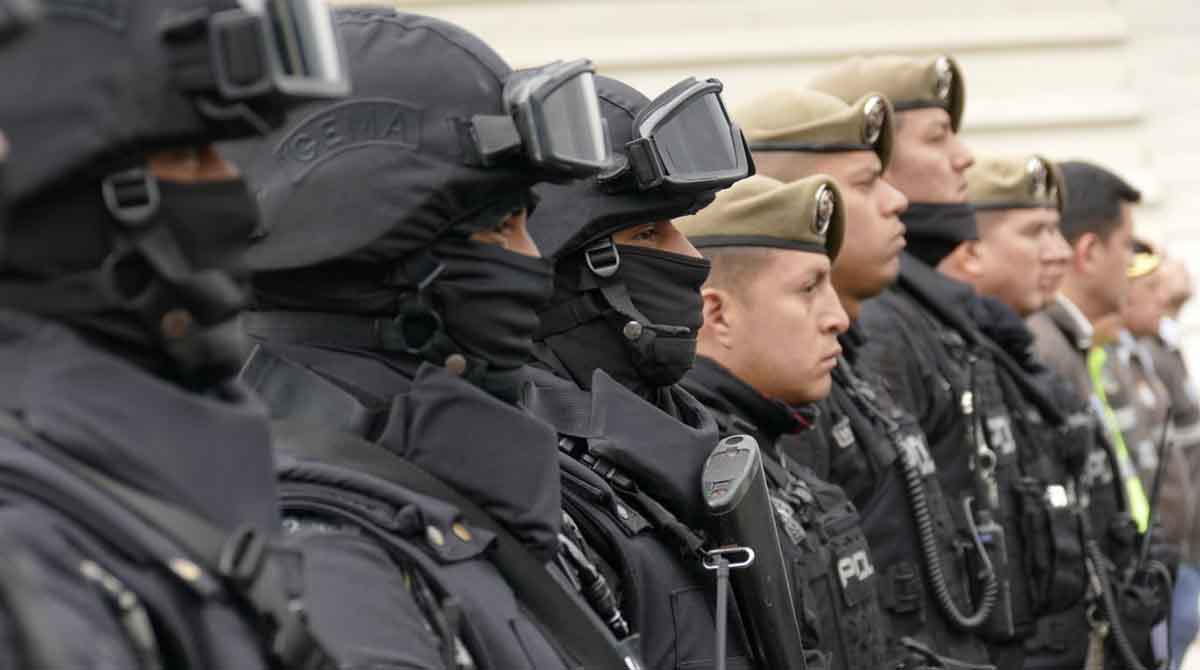 Cinco hombres fueron detenidos en Quito por estar vinculados al delito de secuestro extorsivo. Foto: Twitter