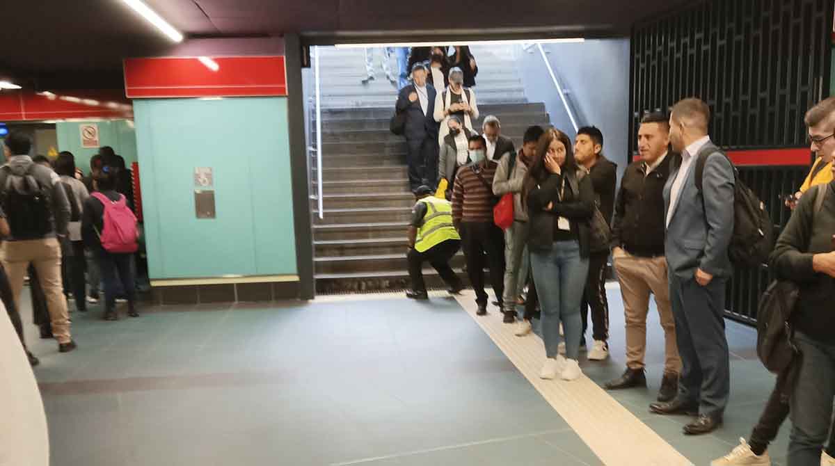 Largas filas de usuarios se formaron en la primera jornada del cobro de pasajes en el Metro de Quito este martes, 2 de mayo de 2023. Foto: Twitter
