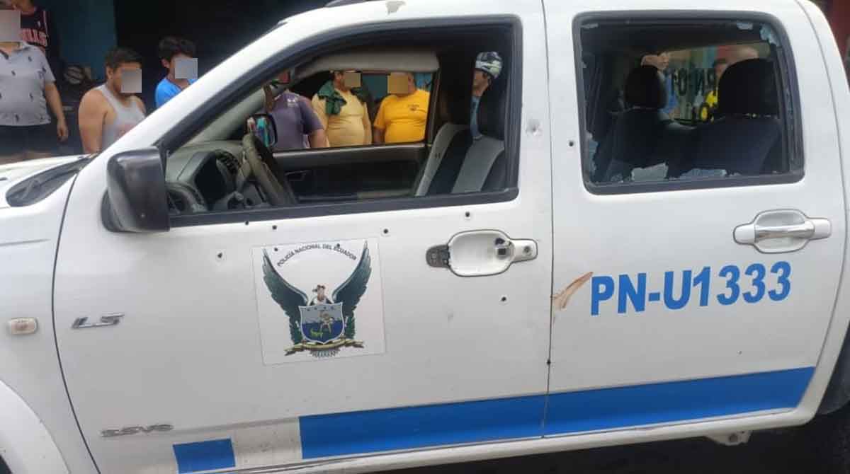Dos policías a bordo de una patrulla fueron asesinados por armados que transitaban en un automóvil. Foto: Twitter