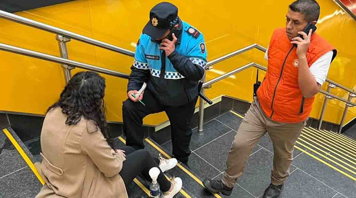 Una ciudadana que ingresaba al Metro de Quito sufrió una caída en la estación San Francisco. Foto: Twitter @agentesdequito