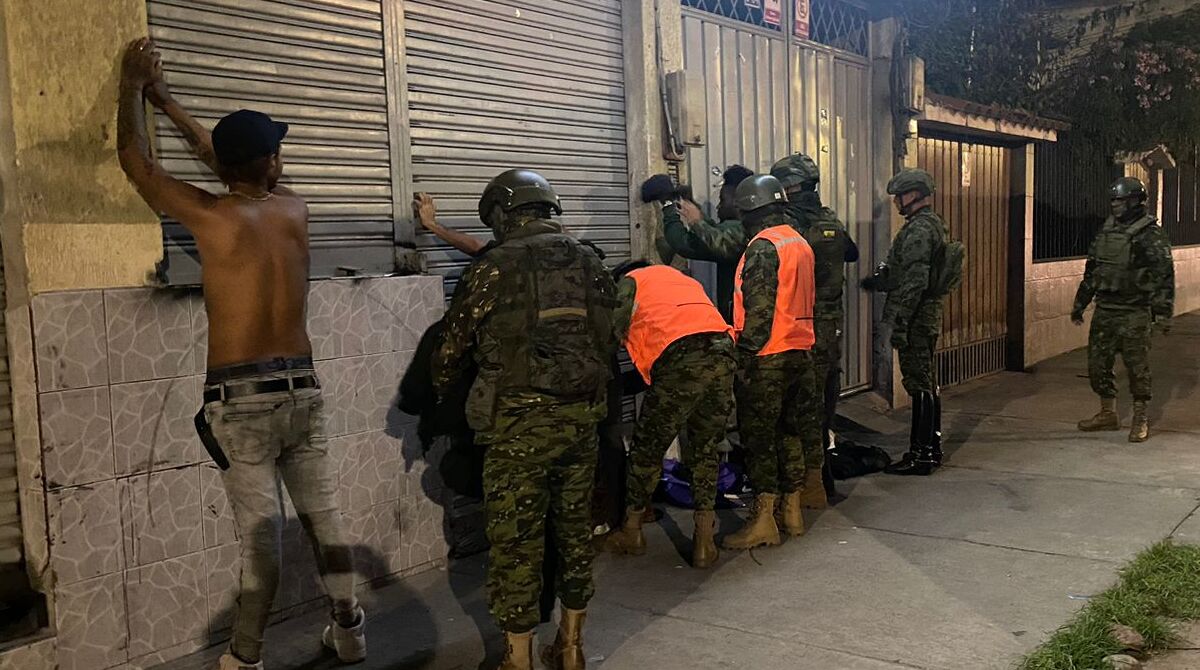 Policías y militares realizan operativos para enfrentar el crimen organizado y el terrorismo en Ecuador. Foto: Fuerzas Armadas.