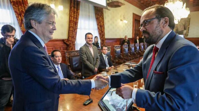 Paúl Carrasco fue posesionado como el nuevo Gobernador del Azuay. Foto: Twitter Esteban Bernal