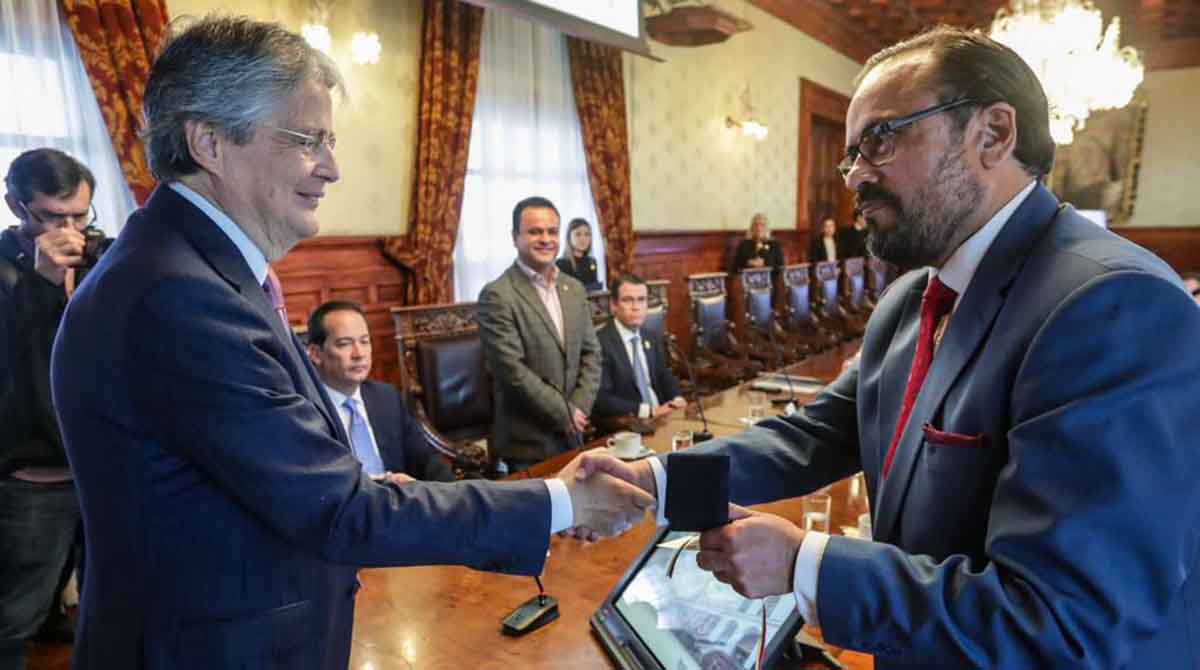 Paúl Carrasco fue posesionado como el nuevo Gobernador del Azuay. Foto: Twitter Esteban Bernal