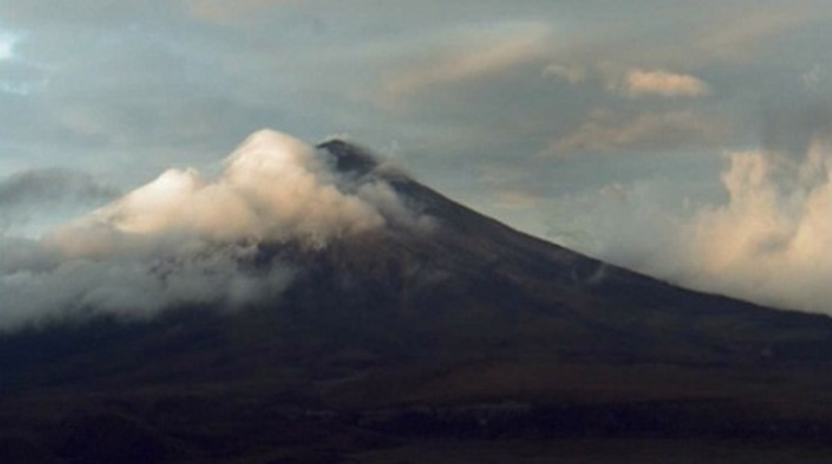 El volcán Cotopaxi amaneció este jueves, 11 de mayo de 2023, con la emisión de una nube de vapor de agua y gases. Foto: Twitter