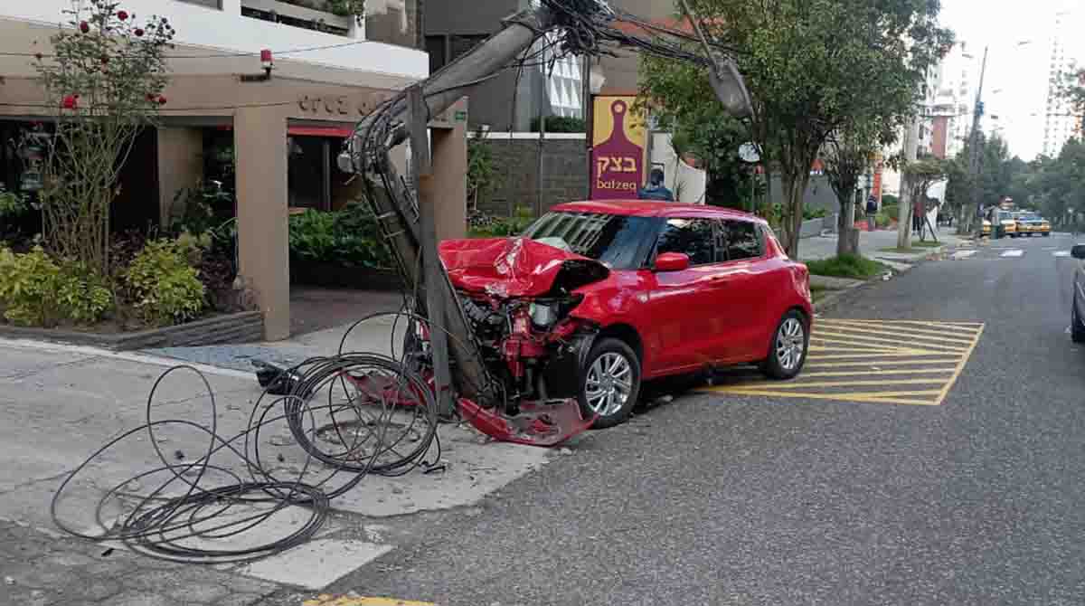 La mañana de este lunes, 8 de mayo de 2023, un vehículo se impactó contra un poste en la avenida González Suárez. Foto: AMT